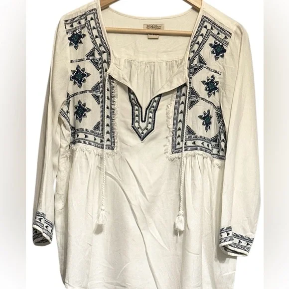 Lucky Brand Embroidered White Blue & Green boho Women's Top 3/4 size medium - Picture 1 of 9